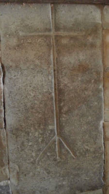 La dalle gravée avec un trépied terminé par une croix