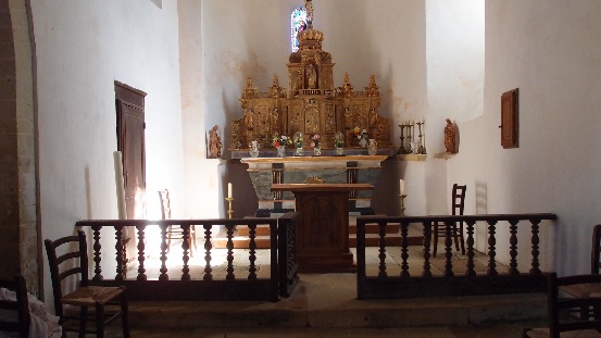 L’intérieur de l’église avec l’autel et le retable