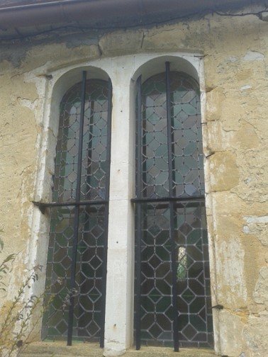 La fenêtre géminée en pierres blanches de l’église