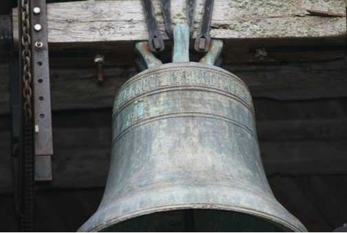 La cloche en bronze de l’église