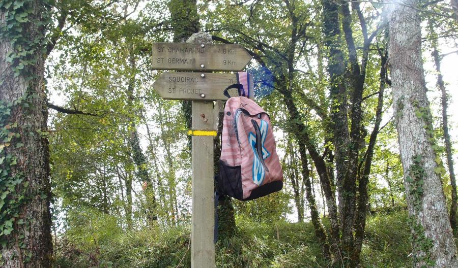 Photographie d'un panneau de randonnées